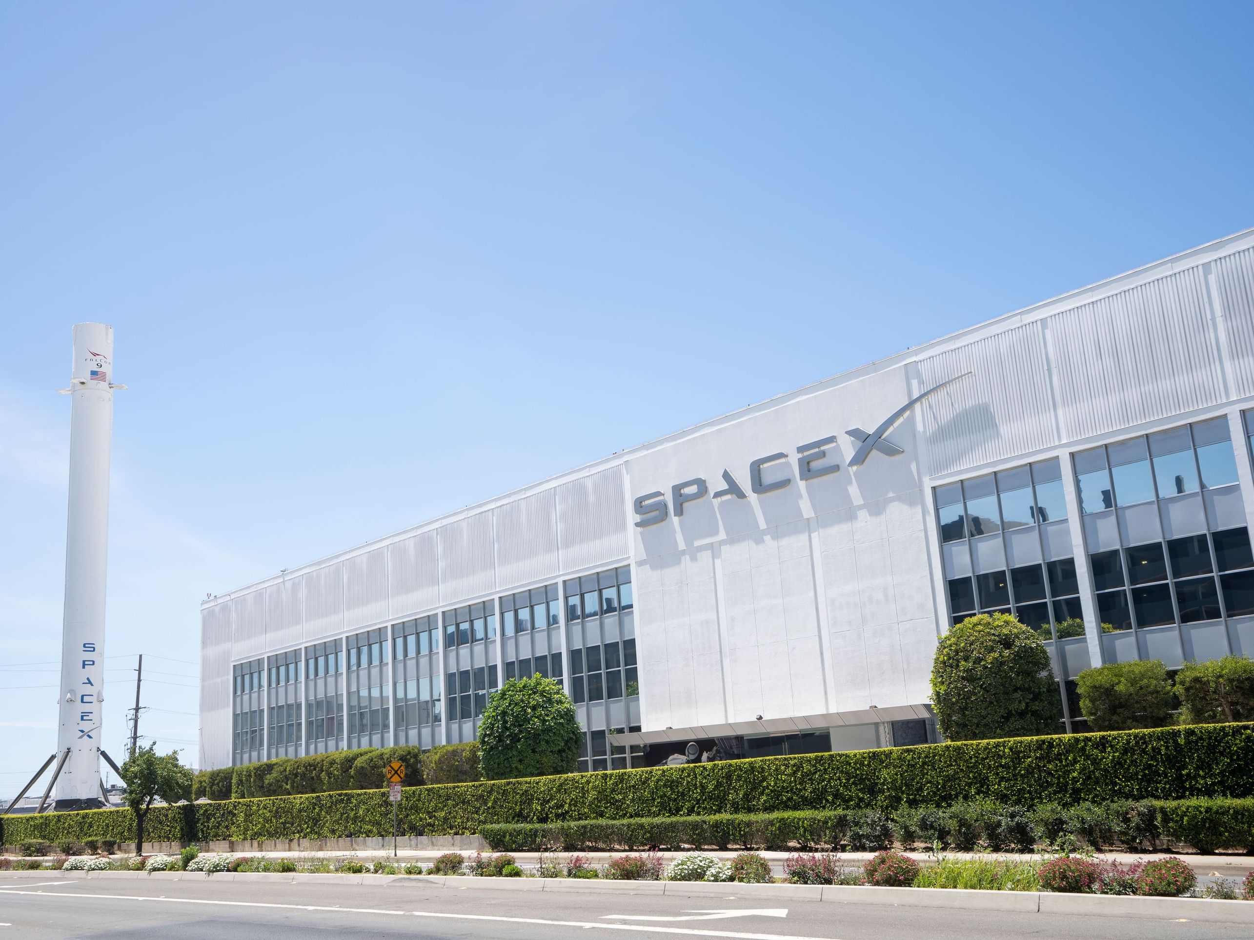 SpaceX launches new batch of satellites
