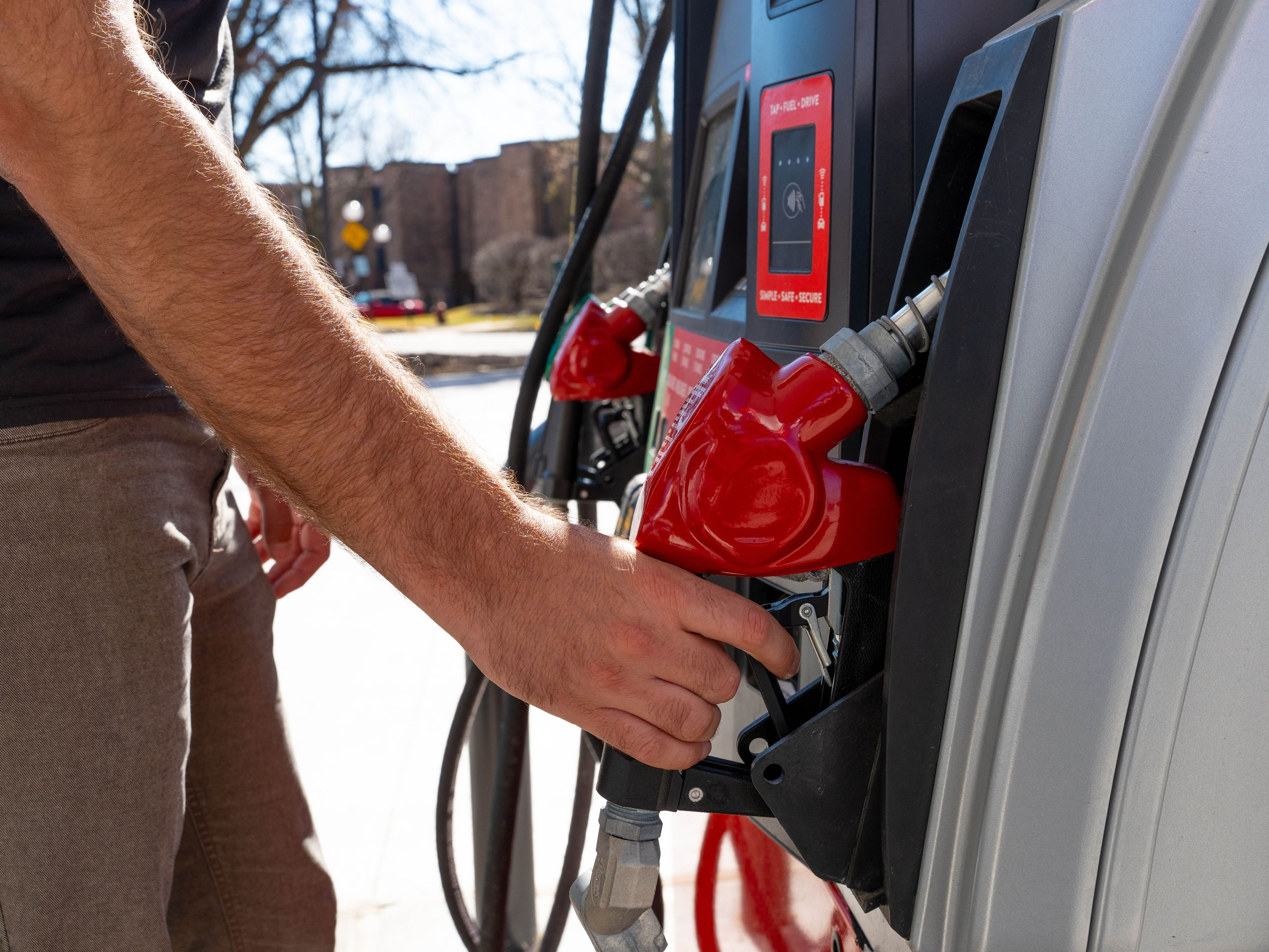 US Consumer Confidence In Economy Declines As Fuel Prices Rise